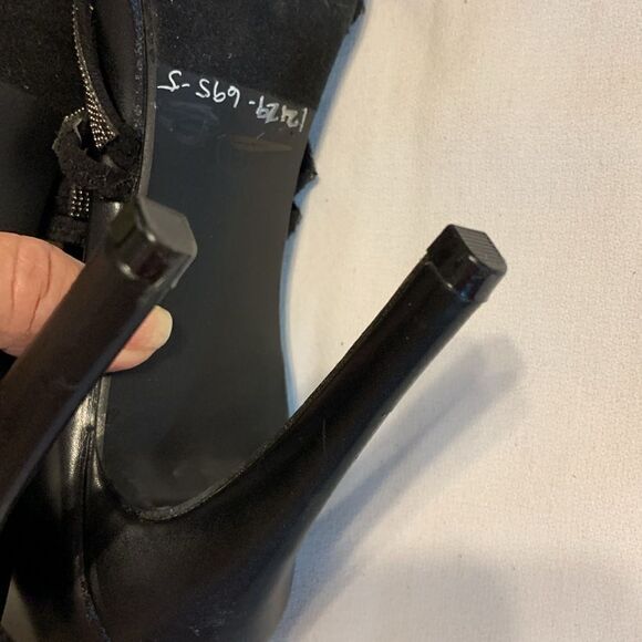 Daisy Fuentes strapping stiletto heels with zip up back closure - Picture 6 of 8